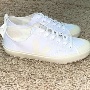 Veja White Canvas Sneaker 7 1/2
